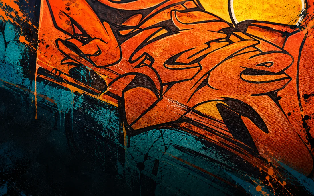 Graffiti naranja pintado sobre un lienzo texturizado