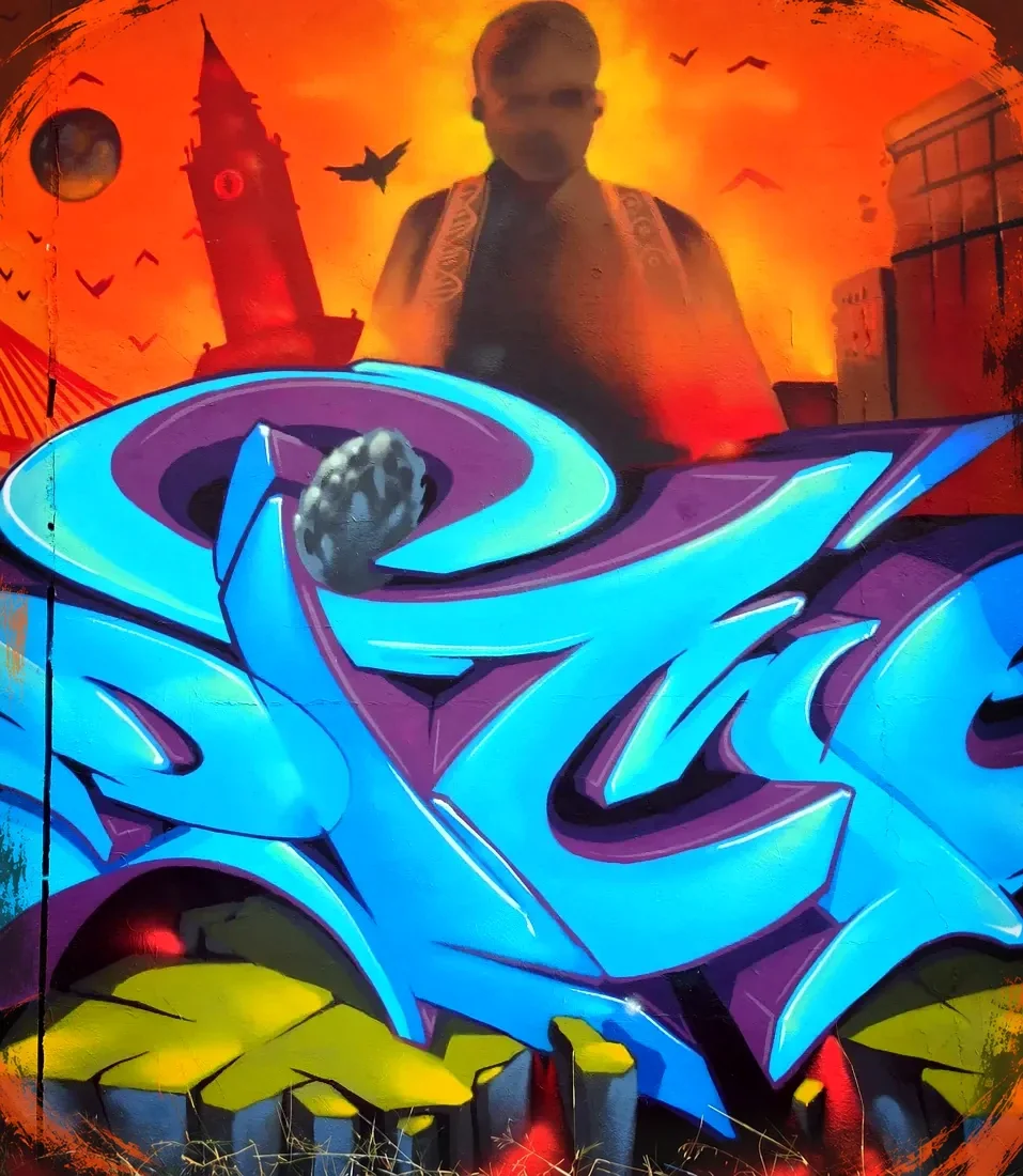 Mural de graffiti con lettering y la torre del Micalet de Valencia pintado por DIME