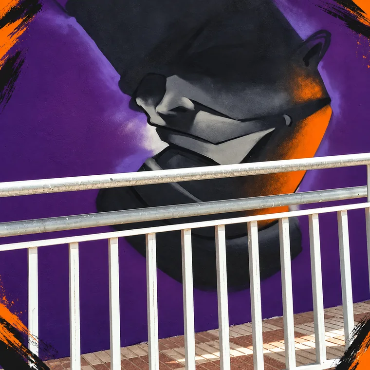 Mural de un personaje en tonos morados pintado por DIME